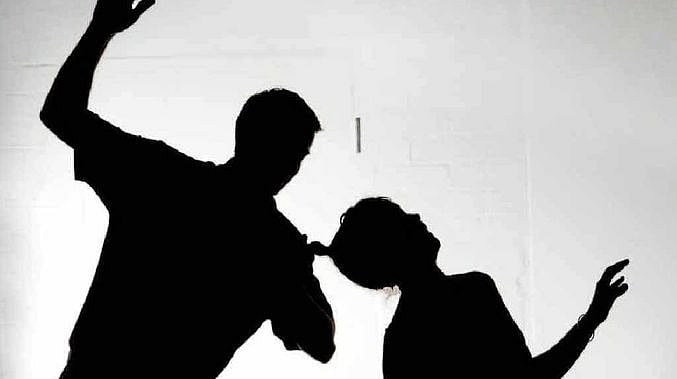 குழந்தைக் கடத்தல் வதந்தி; ஐ.டி ஊழியரான திருநங்கையை மின்கம்பத்தில் கட்டி நிர்வாணப்படுத்திய கும்பல்!