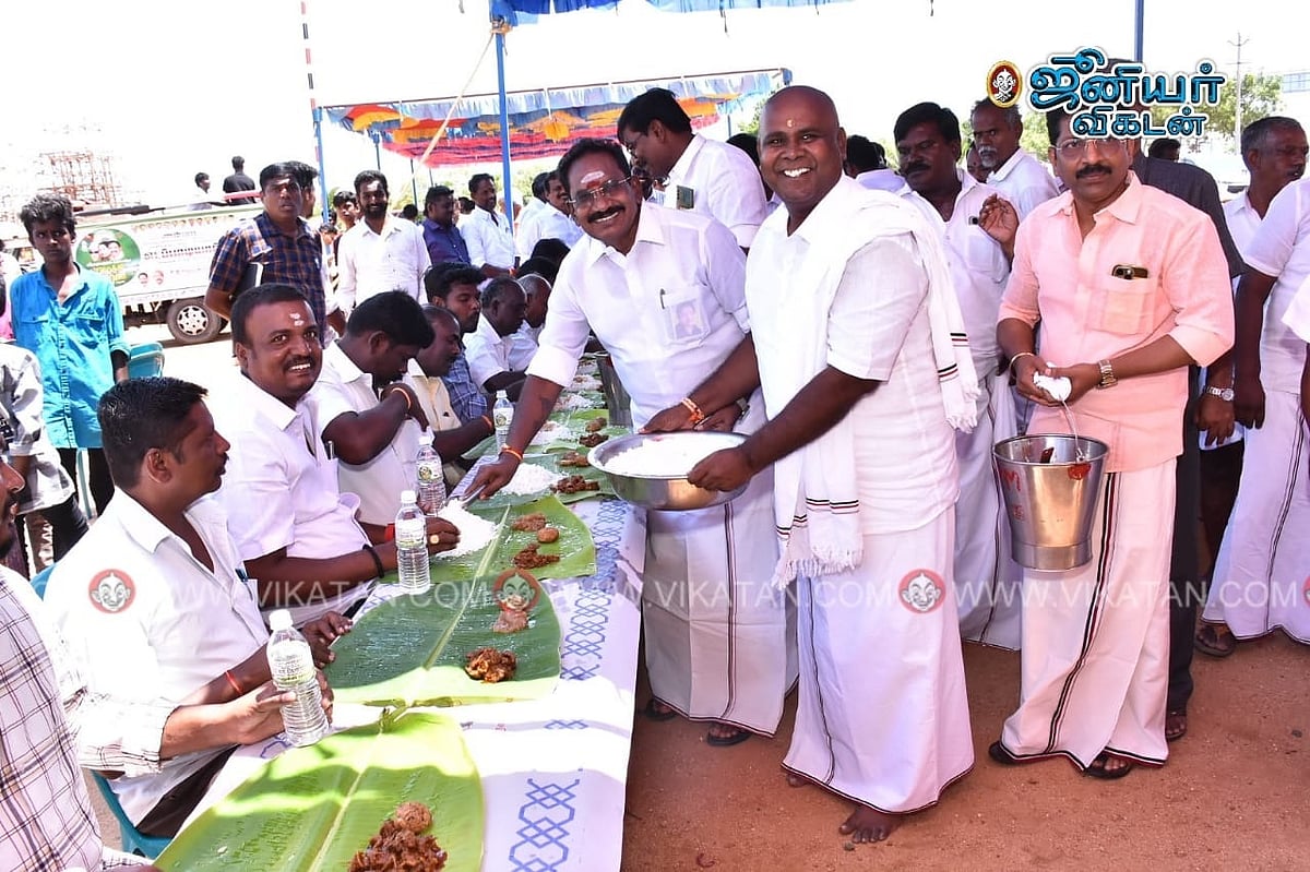 `மாநாடு வெற்றி'- மட்டன் சுக்கா, குடல் கூட்டு, சிக்கன் கிரேவி; தடபுடல் விருந்துவைத்த ஆர்.பி.உதயகுமார்