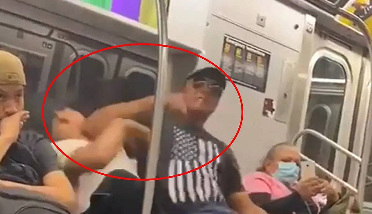 நியூயார்க்: மேலே தூங்கி விழுந்ததால் ஆத்திரம்... ஓடும் ரயிலில் சக பயணியை ஆக்ரோஷமாகத் தாக்கிய நபர்!