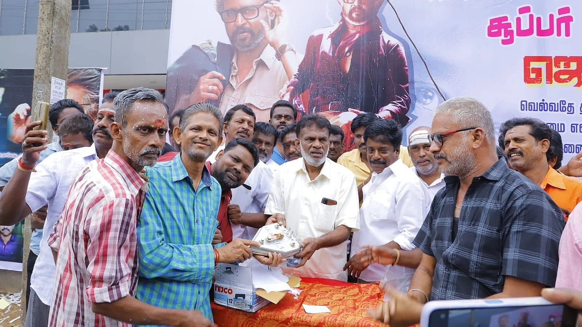 ஜெயிலர்: `இது நல்லாருக்கே!'- ஒன்றாகப் படம் பார்த்துக் கொண்டாடிய ரஜினி, கமல், விஜய், அஜித் ரசிகர்கள்!