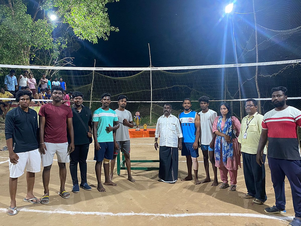 அடிப்படை வசதிகளுக்கே அல்லல்படும் திருமேனிக்குப்பம்; தத்தெடுத்து மாற்றம் தரும் மாணவர்கள்!