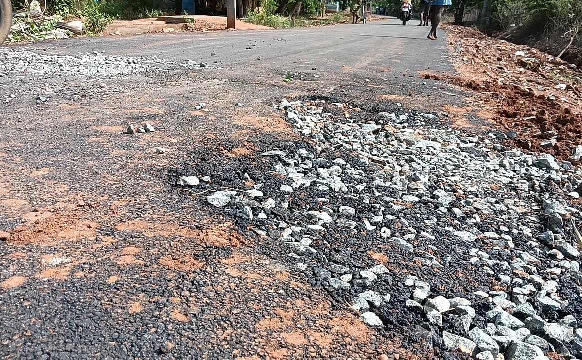 ஜல்லிகள் பெயர்ந்த சாலை