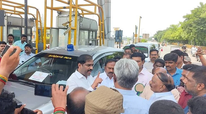 விக்கிரவாண்டி சுங்கச்சாவடியில் வேல்முருகன் எம்.எல்.ஏ