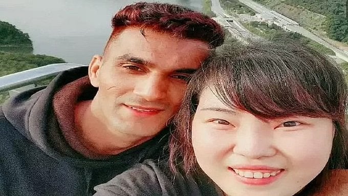 உத்தரப் பிரதேசம்: காபி ஷாப்பில் மலர்ந்த காதல்; காதலனுக்காக எல்லைக் கடந்து வந்த தென்கொரிய பெண்!