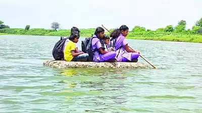 கிராமத்தை பிரிக்கும் அணை: பாம்புகளுக்கு நடுவில் தெர்மாகோல் படகில் ஆற்றை கடக்கும் பள்ளிக் குழந்தைகள்!