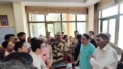 மும்பை: அரசு மருத்துவமனையில் ஒரே இரவில் 17 நோயாளிகள் உயிரிழப்பு; மருத்துவர்களைச் சாடும் உறவினர்கள்!