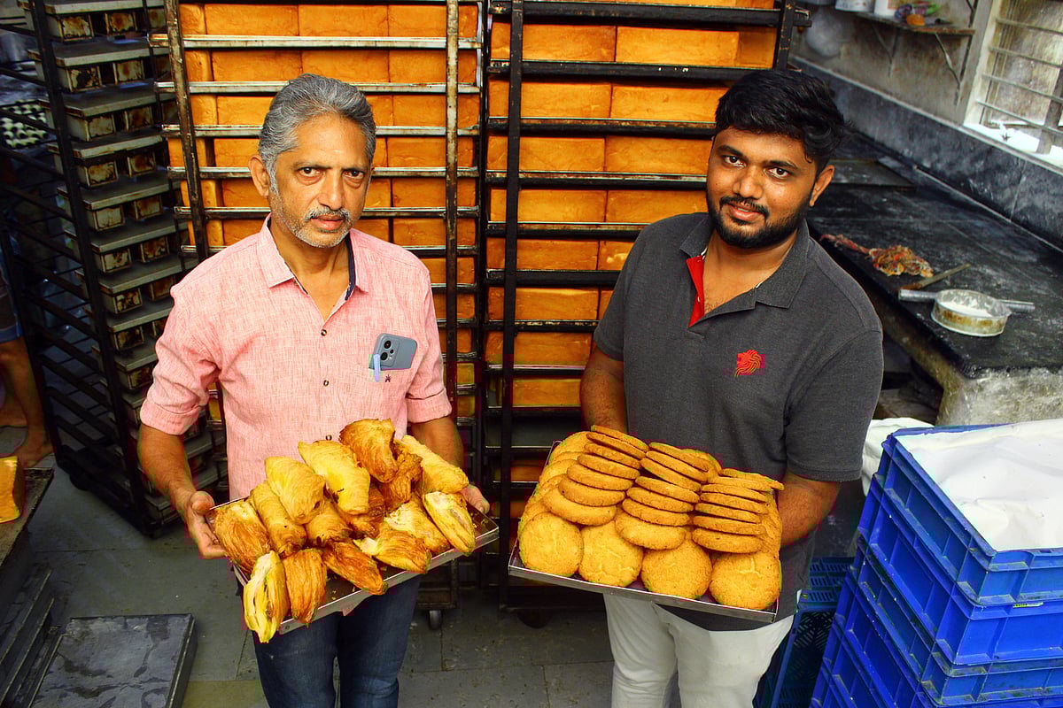 திருச்செங்கோடு முதல் சேலம் வரை... பேக்கரி பிசினஸில் பட்டையைக் கிளப்பும் 26 வயது இளைஞர்!