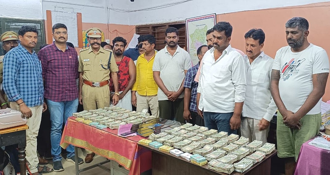 மாந்தோப்பில் கொட்டிக்கிடந்த ரூ.52 லட்சம் பணம்; கூடியிருந்த 17 பேர் கொண்ட கும்பல் - என்ன நடந்தது!?