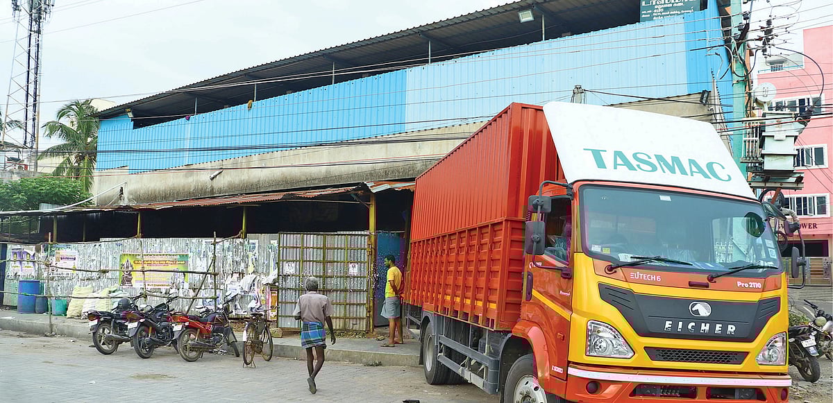மது பாட்டில்களுக்காக 150 கிலோ மீட்டர் `ஸ்கெட்ச்’ ; டாஸ்மாக் லாரியில் கொள்ளை நடந்தது எப்படி?! 