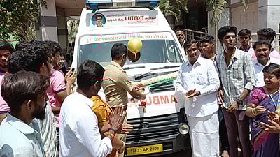 இந்த ஆம்புலன்ஸ் வாங்க கிடைச்ச நிகழ்ச்சில எல்லாம் கலந்துகிட்டேன்!"- மலைக்  கிராமத்துக்கு உதவிய பாலா | CWC Bala donated an Ambulance to a remote  village in Erode - Vikatan