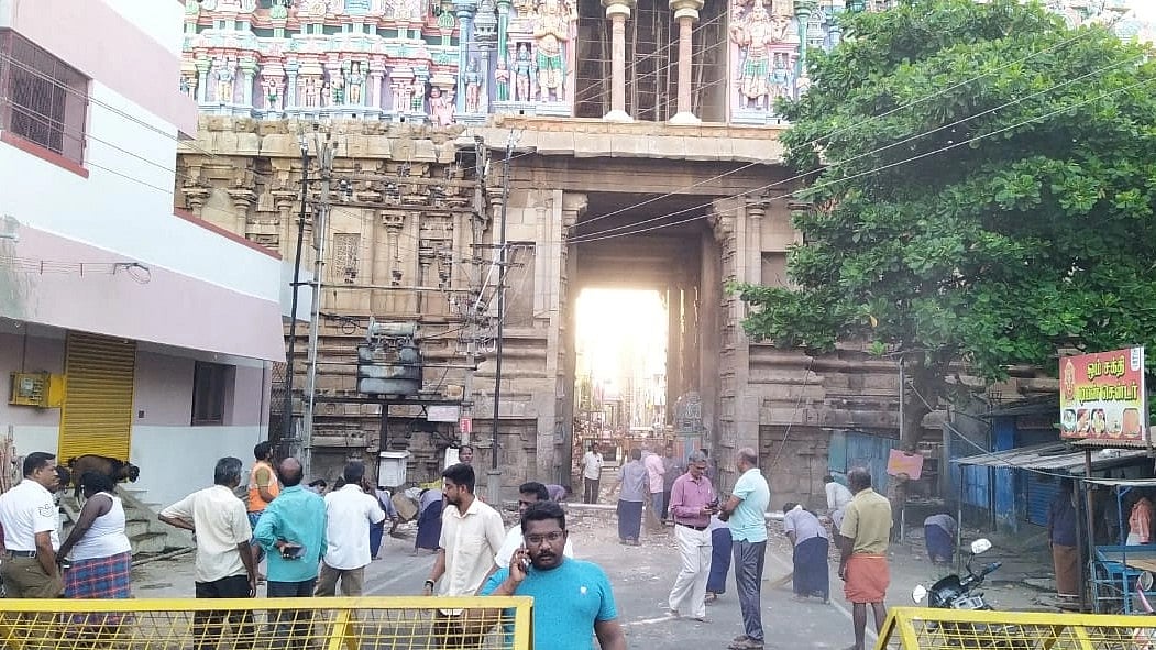 நள்ளிரவில் இடிந்து விழுந்த ஸ்ரீரங்கம் கோயில் கோபுர சுவர் - திருச்சியில் பரபரப்பு! என்ன நடந்தது?