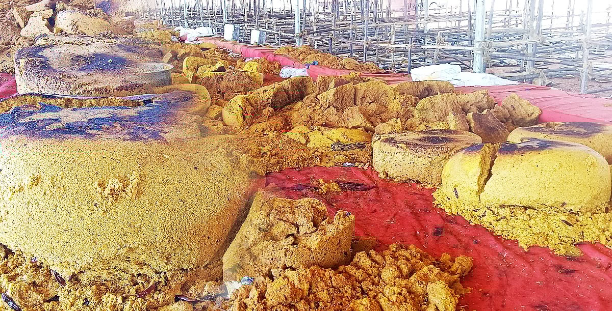 ஷாக்: அண்டா அண்டாவாகக் கொட்டப்பட்ட உணவு; மலைபோல் குவிந்து கிடக்கும் காட்சி - அதிமுக மாநாட்டில் அவலம்