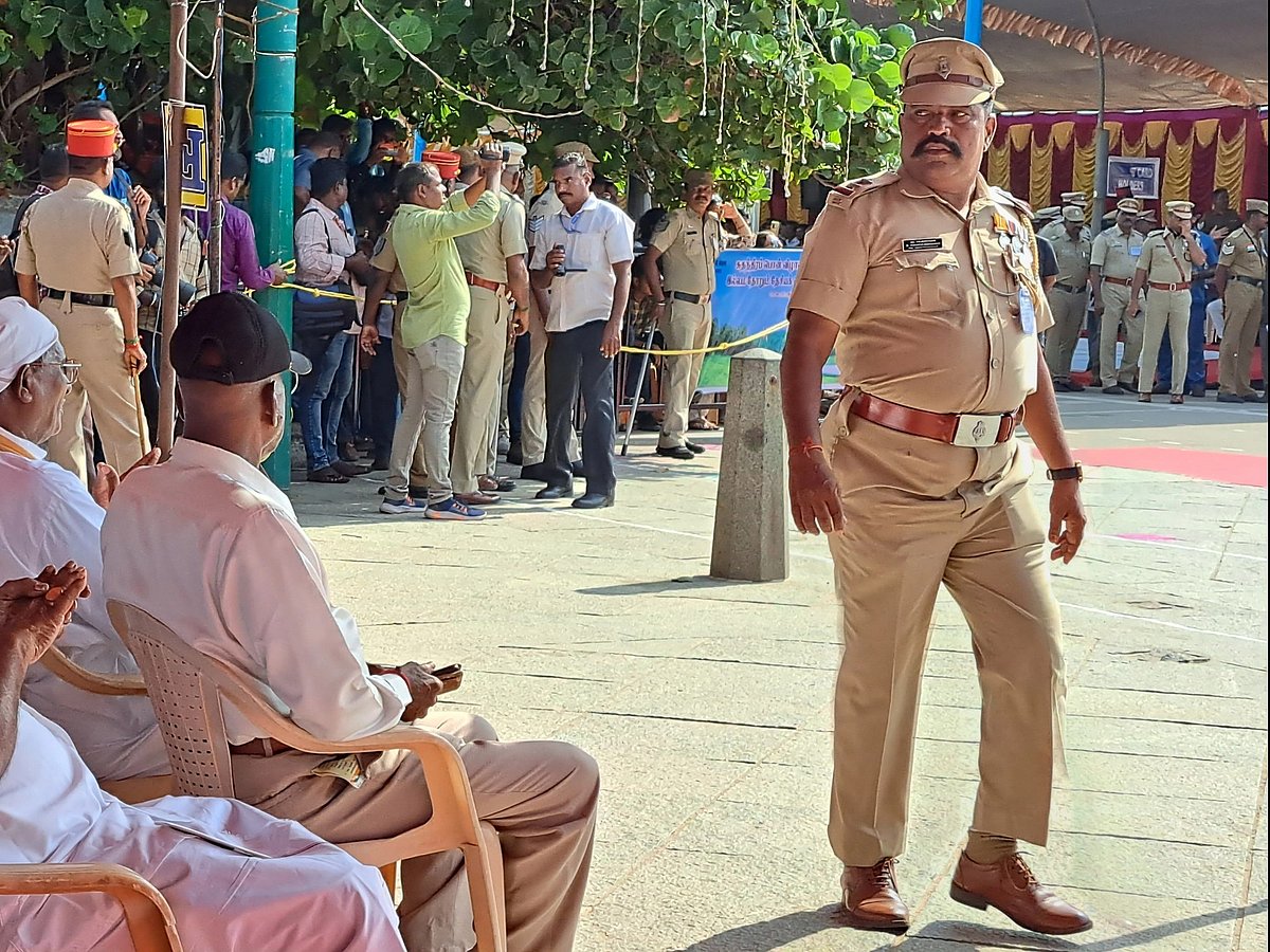 புதுச்சேரி: சுதந்திர தின விழாவில் இரிடியம் மோசடி குற்றச்சாட்டுக்குள்ளான எஸ்.ஐ; முகம் சுளித்த மக்கள்!