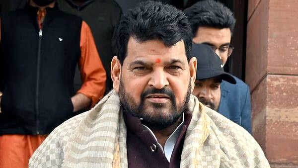 தொடர் புகார்கள்; விடாத போராட்டம்; நடத்தப்படாத தேர்தல் - இந்திய மல்யுத்த சம்மேளனத்திற்குத் தடை!