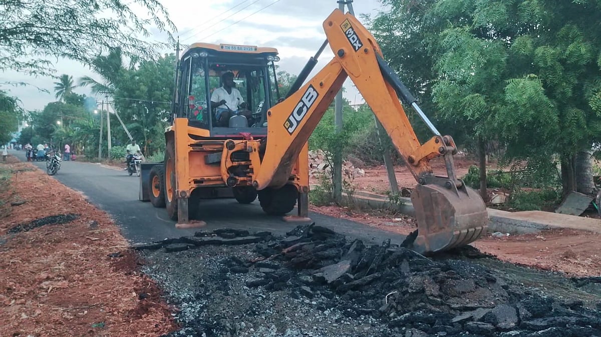 'ஒரே வாரத்தில் பெயர்ந்து வந்த சாலை; ஆக்‌ஷன் எடுத்த ஆட்சியர்' - சாலையை பெயர்த்து புதிதாக போடும்  நிலை