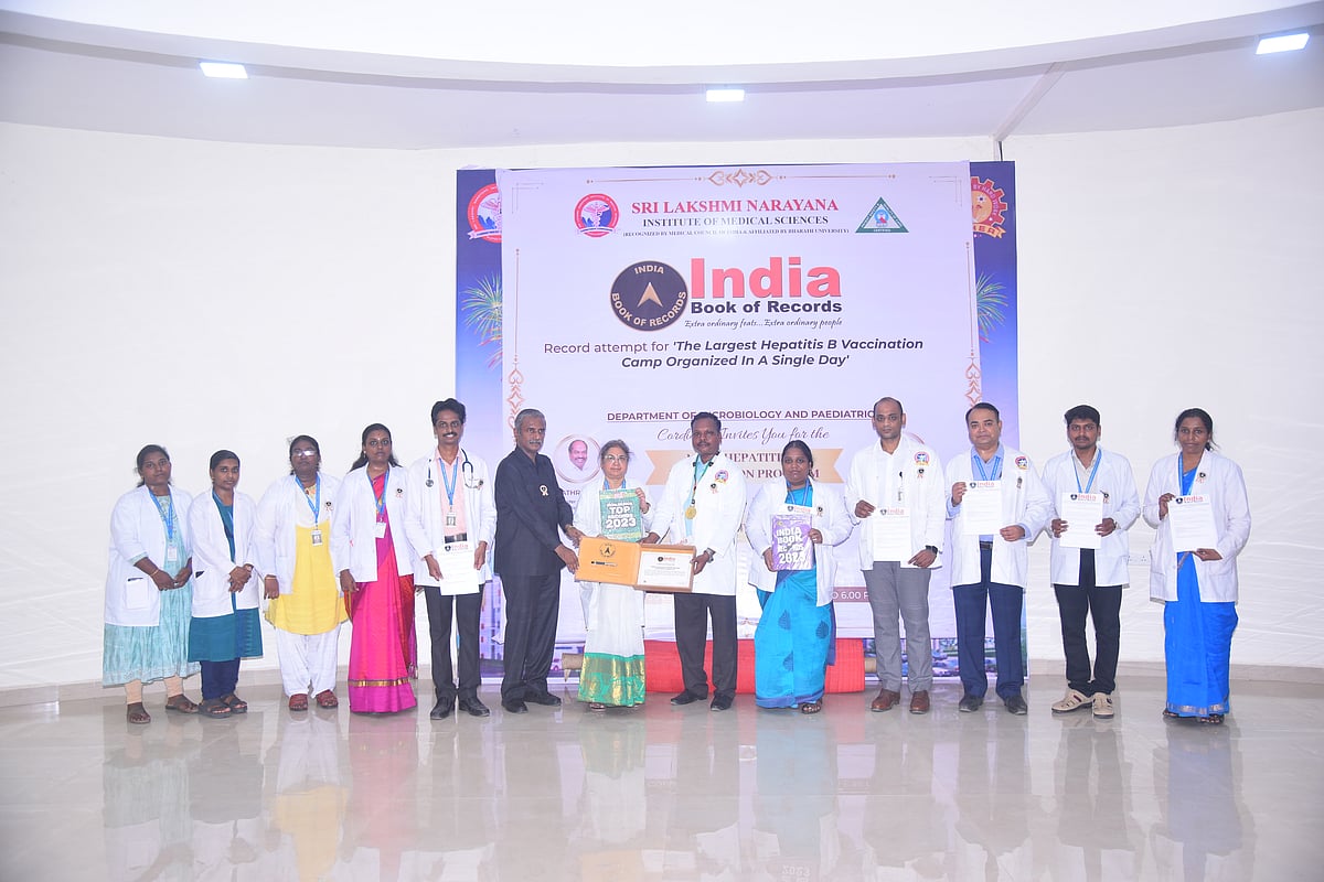 உலக சாதனை படைத்த புதுச்சேரி ஸ்ரீ லட்சுமி நாராயணா மருத்துவக் கல்லூரி குழுவினர்