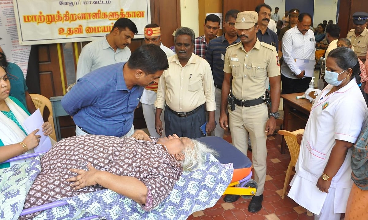 `செத்து தொல’ - சொத்துகளை அபகரித்த மகள்... ஸ்டிரெச்சரில் படுத்தவாறு, ஆட்சியரிடம் மனு அளித்த மூதாட்டி!