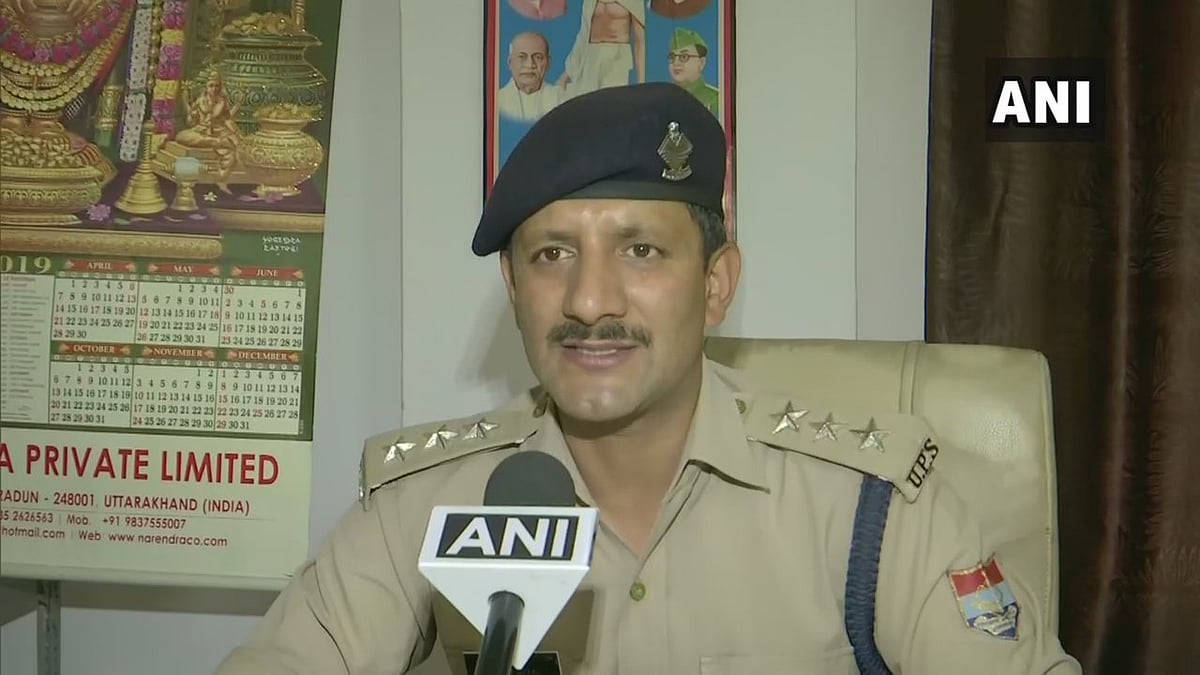 செல்போனில் பேசியபடி முதல்வருக்கு சல்யூட்... உடனடியாக பணியிட மாற்றம் செய்யப்பட்ட போலீஸ் அதிகாரி!