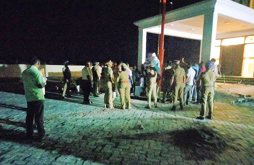 விருதுநகர்: பாஜக அலுவலகத்தில் பாரத மாதா சிலை; நள்ளிரவில் பெயர்த்தெடுத்த அதிகாரிகள்- என்ன நடந்தது?