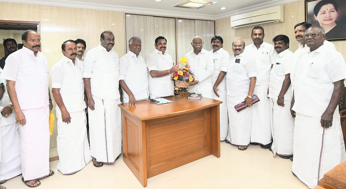 `ஆளுக்கு ஒரு கண்டிஷன்' - அன்வர் ராஜா இணைப்பின் பின்னணியும் எடப்பாடியின் அரசியல் கணக்கும்!