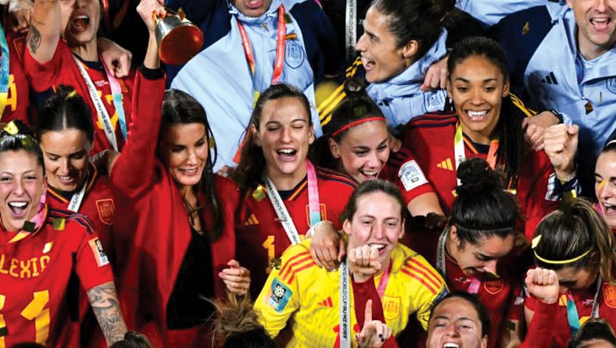 வீராங்கனைக்கு முத்தம்.. ஸ்பெயின் கால்பந்து சங்கத் தலைவரின் செயலுக்கு வலுக்கும் கண்டனம்!