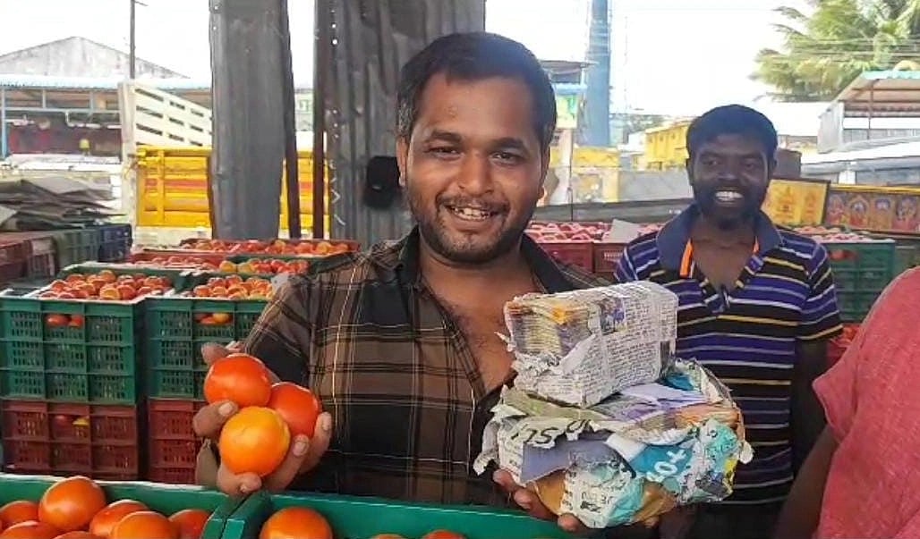 ஒரே நாளில் ரூ.4 லட்சத்துக்கு விற்பனையான தக்காளி... லட்சாதிபதியான விவசாயி!