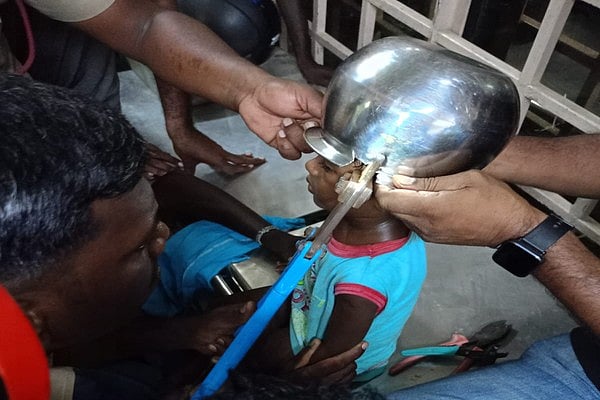 நெல்லை: சில்வர் பாத்திரத்தில் மாட்டிக்கொண்ட சிறுவனின் தலை; மீட்ட தீயணைப்புத் துறை!