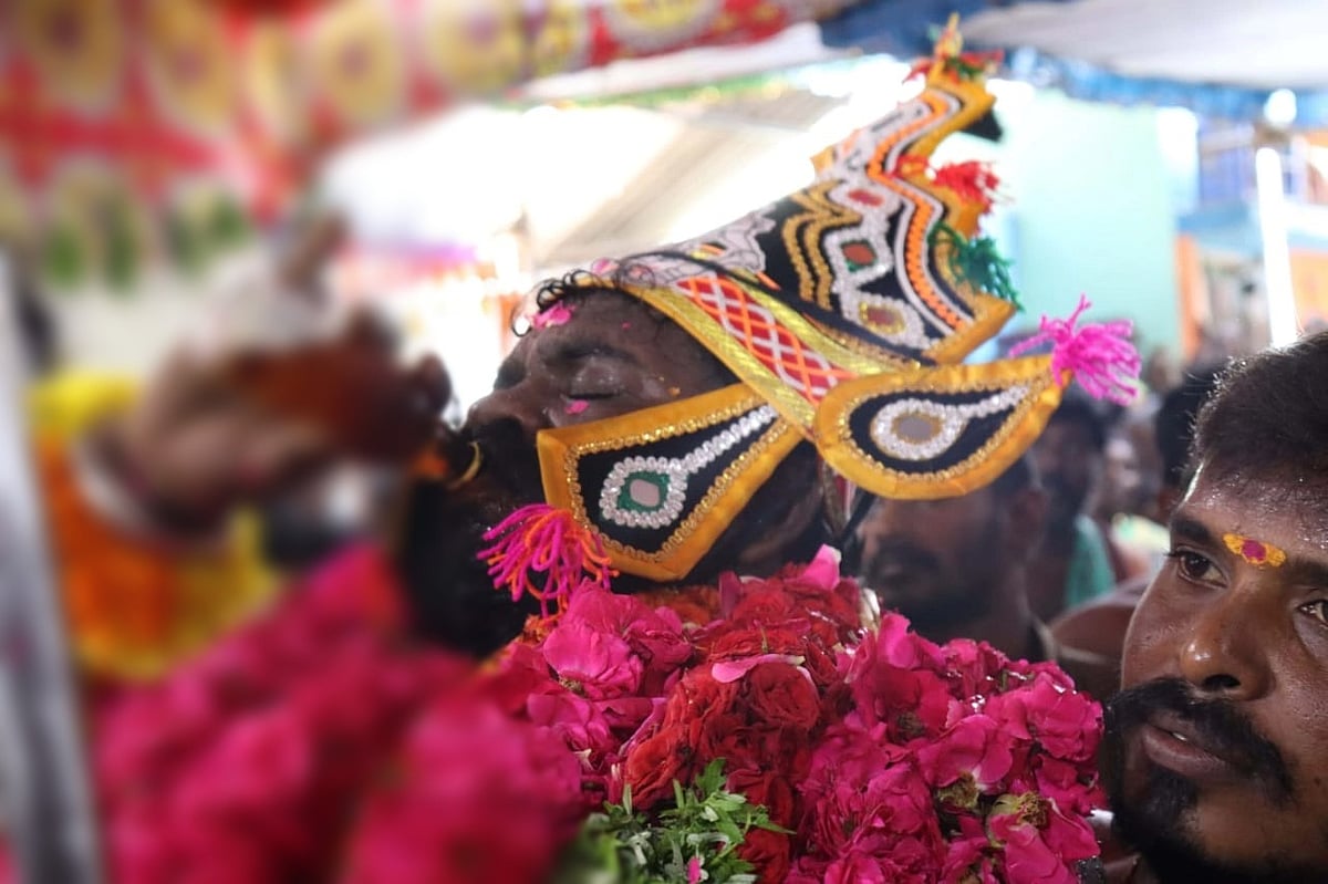 `அரசியல் பத்தி தானே... எல்லாம் எனக்குத் தெரியும்’ - மது, சுருட்டு காணிக்கை; வாக்கு சொன்ன கருப்பசாமி