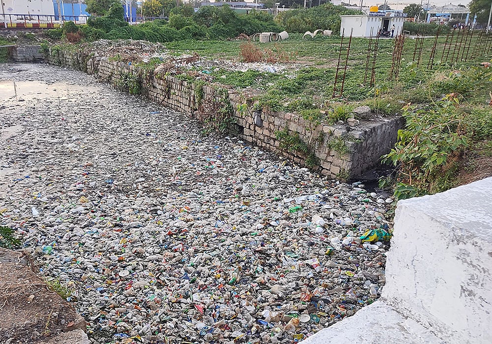 திருப்பத்தூர்: கால்வாயில் குவியல், குவியலாக குப்பைகள் - ஜோலார்பேட்டை சந்திப்பு சோகம்!