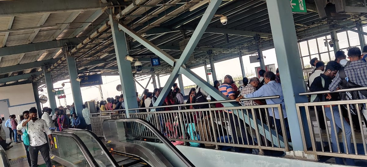 Metro:தொழில்நுட்பக் கோளாறால் ரயில் சேவையில் பாதிப்பு:  பயணிகள் அவதி; சென்னையில் போக்குவரத்து நெரிசல்