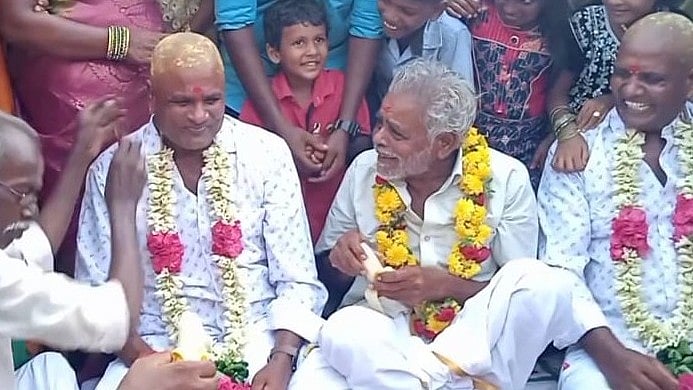 50 வயதைக் கடந்த அண்ணன், தம்பிக்குக் காது குத்து; வாழைப்பழம் ஊட்டிய 85 வயது தாய்மாமன் - காரணம் என்ன?