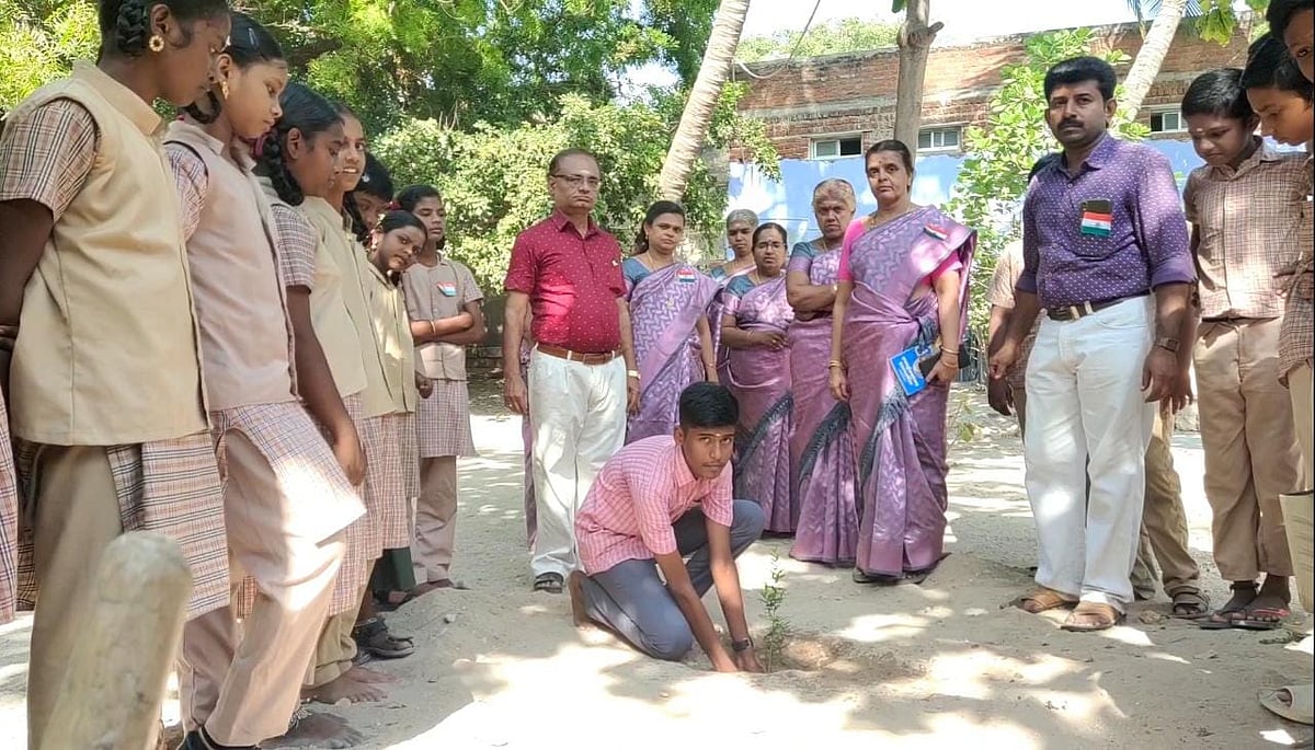 சிறப்பு விருந்தினராக  9-ம் வகுப்பு மாணவர் எற்றிய தேசியக்கொடி; காரணம் என்ன தெரியுமா?!  