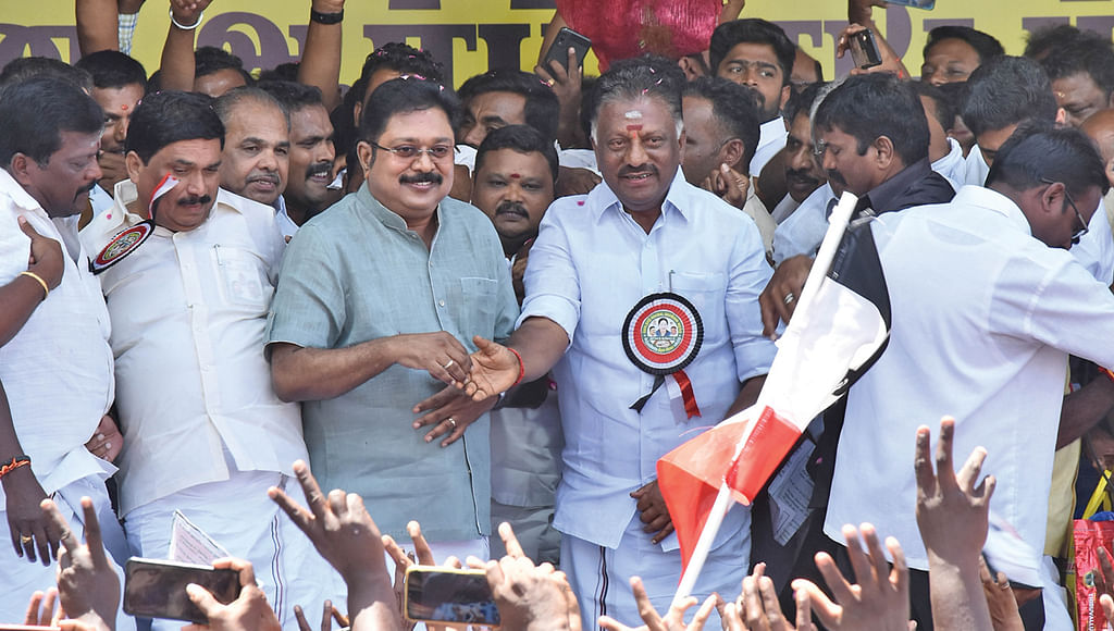 தினகரன், பன்னீர்செல்வம்