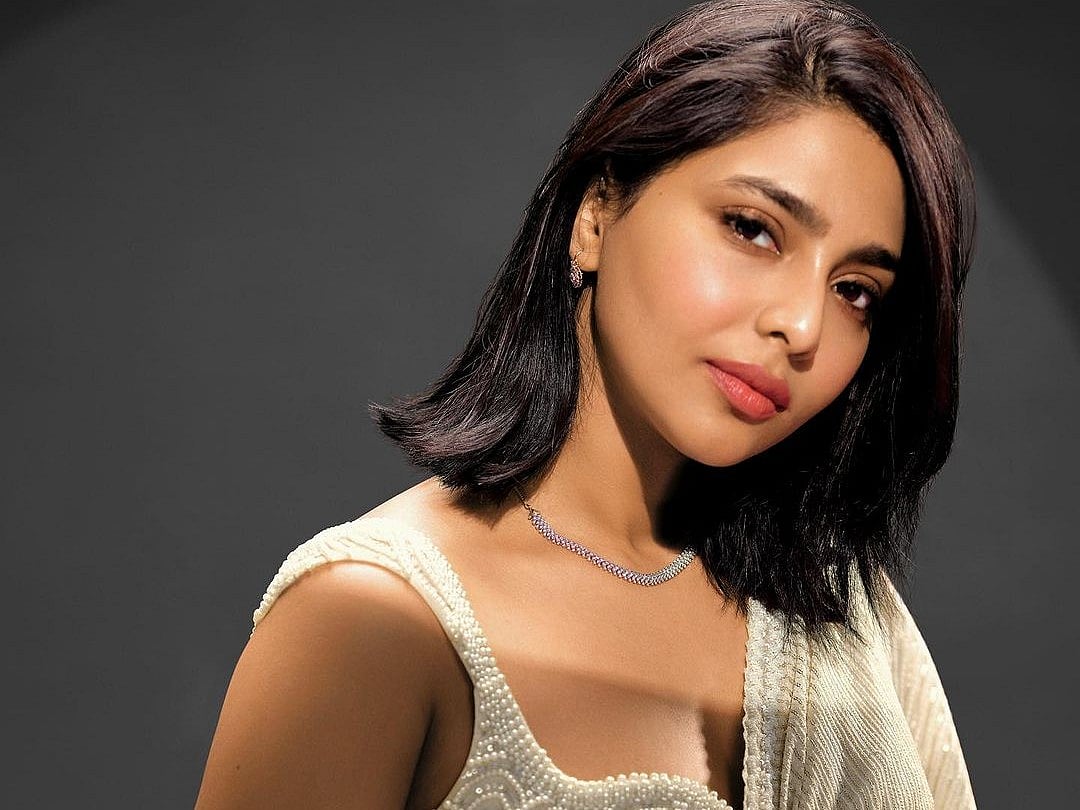 Aishwarya Lekshmi: `கண்ணுவுட்டா காதல் மேனியா!' ஐஸ்வர்யா லட்சுமியின் லேட்டஸ்ட் க்ளிக்ஸ் | Photo Album