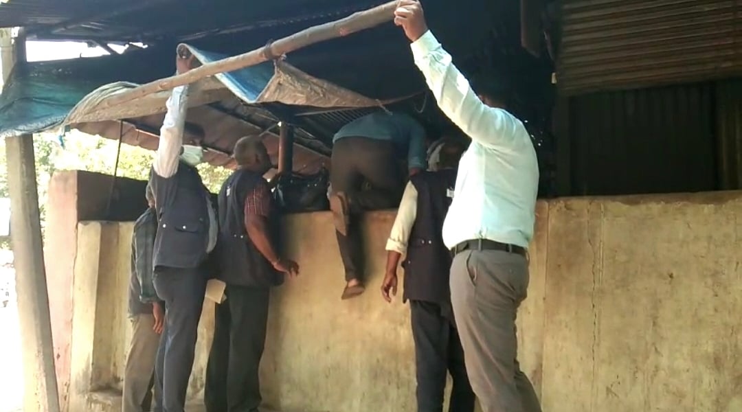 சுவர் ஏறி குதித்த அதிகாரிகள்