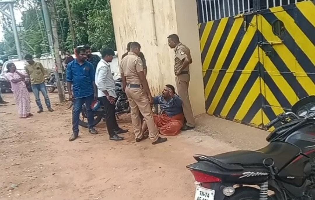 'அய்யோ அம்மா, விட்டுடுங்க' - சிறைச் செல்ல மறுத்து, வாசலிலே கதறிய இந்துசேனா பிரமுகர் | நடந்தது என்ன?!