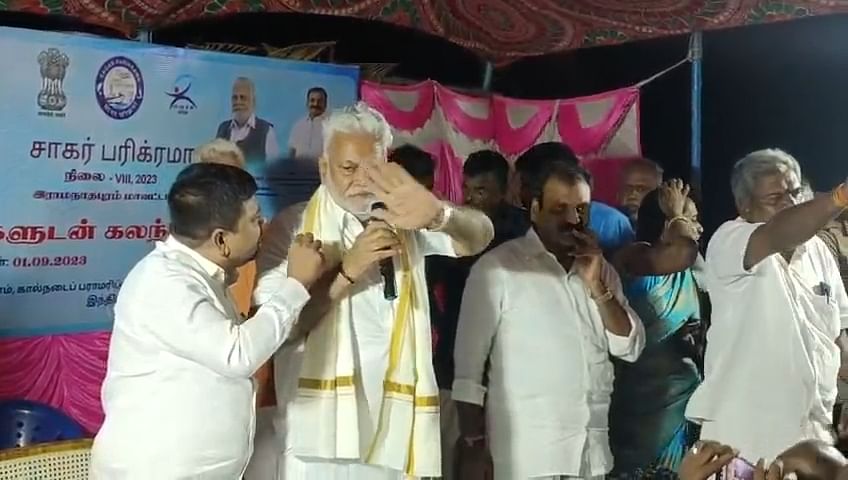 எம்.பியிடம் மைக்கை வாங்கி பேசிய மத்திய அமைச்சர், 