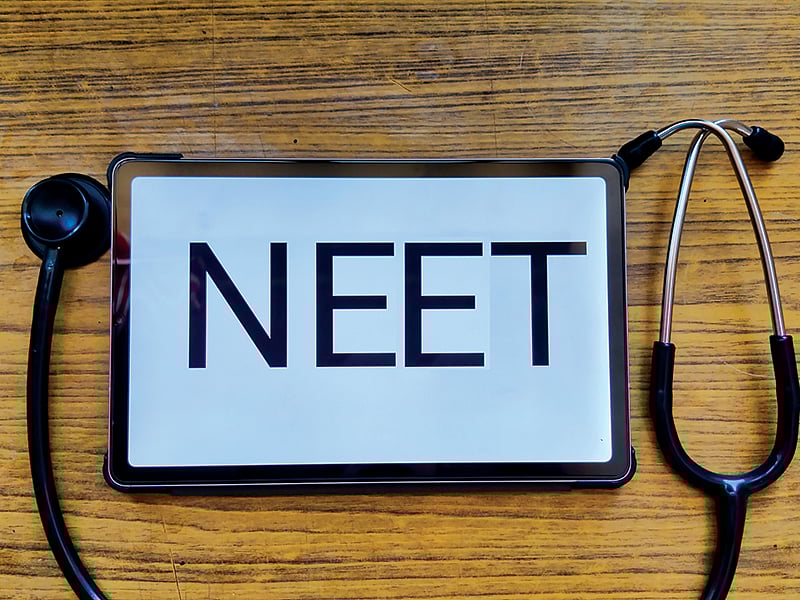 NEET exam: `பூணூல் கூடாது'  மாணவனுக்கு நடந்த சம்பவம்; கர்நாடகாவில் வெடித்த போராட்டம்..