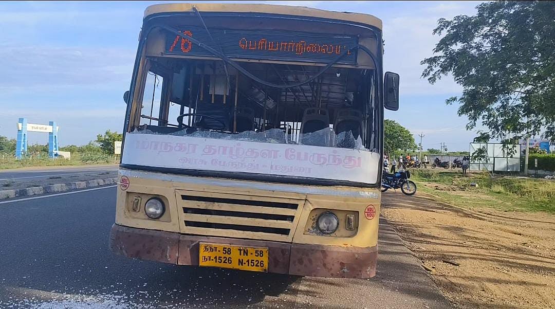 படிக்கட்டுப் பயணம்; தவறி விழுந்த மாணவருக்கு கால்முறிவு - பேருந்தை அடித்து நொறுக்கிய மாணவர்கள்