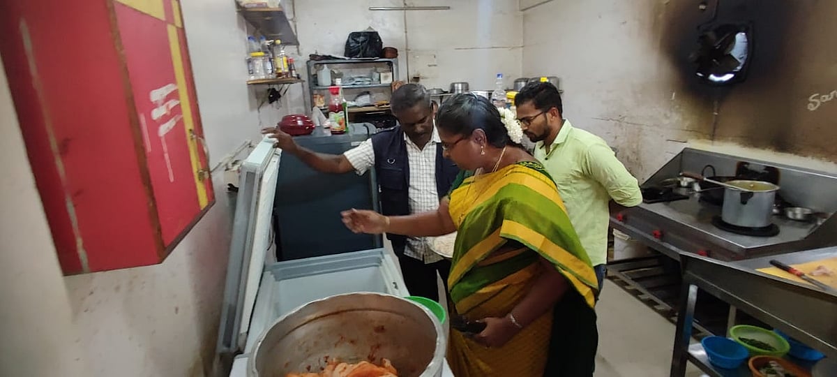 நாமக்கல்: தனியார் ஹோட்டலில் `ஷவர்மா' சாப்பிட்ட பள்ளி மாணவி உயிரிழப்பு - 11 பேருக்கு உடல்நலக்குறைவு