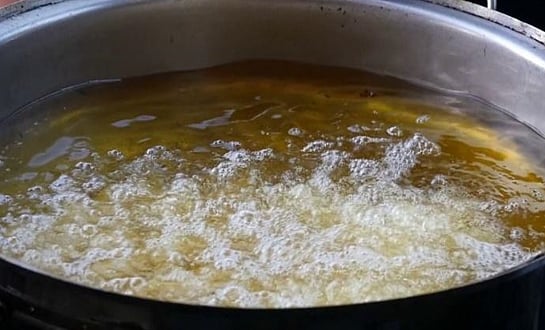 மனைவியை கொதிக்கும் எண்ணெய்யில் கையை விட வற்புறுத்திய கணவன்; நடத்தை சந்தேகத்தில் `அக்னி பரீட்சை!'