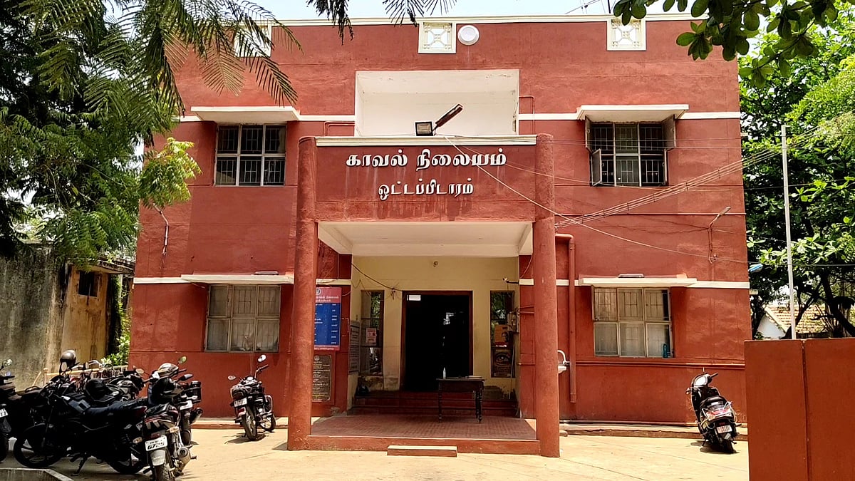 தூத்துக்குடி: தேர்வில் ‘பிட்’ அடித்ததை ஆசிரியரிடம் கூறிய மாணவர்; கத்தியால் குத்திய சக மாணவர்!