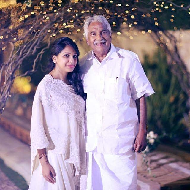 தந்தை உம்மன் சாண்டியுடன் அச்சு உம்மன்