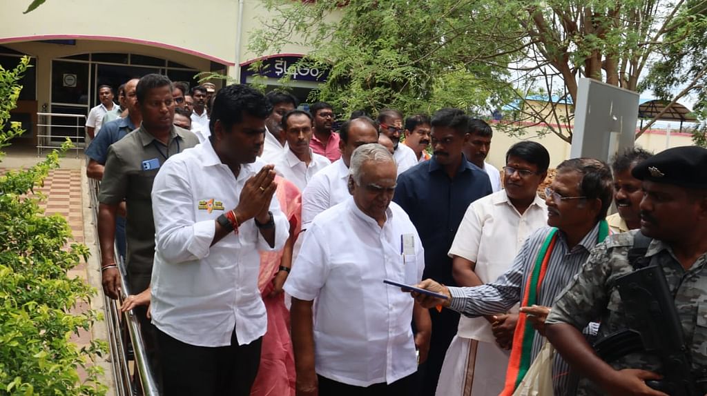 விமான நிலையத்தில் அண்ணாமலை