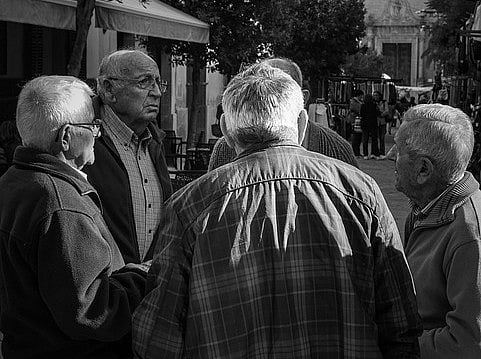 பள்ளி விழா; நண்பனின் காலில் சுற்றிக்கொண்ட விஷப்பாம்பு; காப்பாற்ற முயன்று பலியான முதியவர்! 