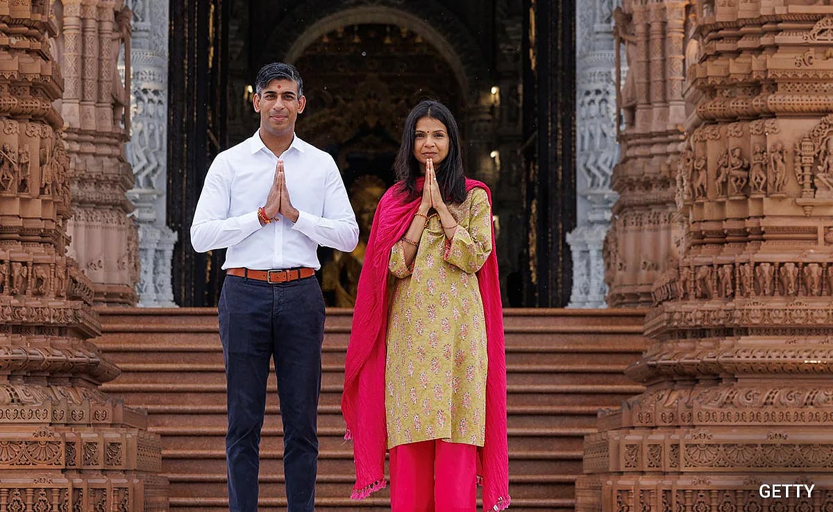 `பிடித்த ரெஸ்டாரன்ட்டுகளுக்குச் செல்ல திட்டமிட்டிருக்கிறோம்'- மனைவியுடன் கோயிலில் வழிபட்ட ரிஷி சுனக்