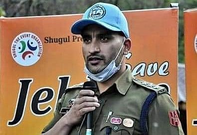 ஜம்மு காஷ்மீர்: ரூ.5 லட்சம் லஞ்சம்; தீவிரவாதிகளுக்கு உதவிய காவல்துறை அதிகாரி கைது!