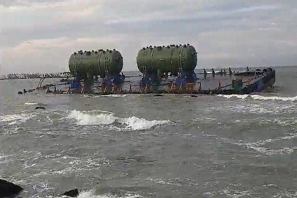 கூடங்குளம்: ஸ்டீம் ஜெனரேட்டர் ஏற்றிவந்த இழுவை கப்பல்; பாறை இடுக்கில் சிக்கியதால் பரபரப்பு!  