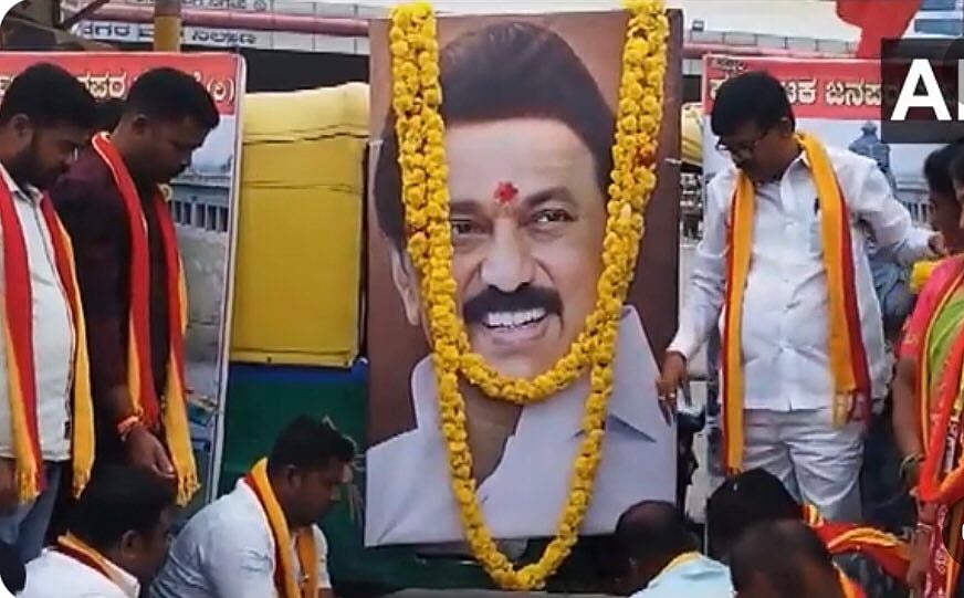 தமிழ்நாட்டின் முதல்வருக்கு இறுதிச்சடங்கு செய்யும் போராட்டக்காரர்கள்