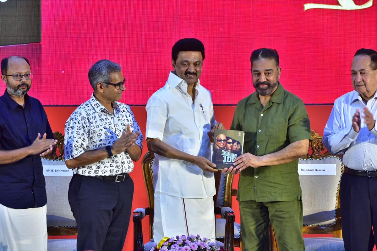 விழா மேடையில்...